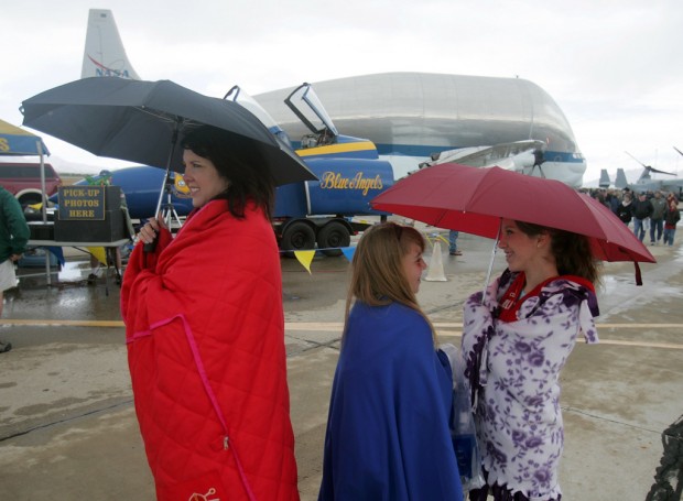Fans of aerial acrobatics undeterred by rain, wind